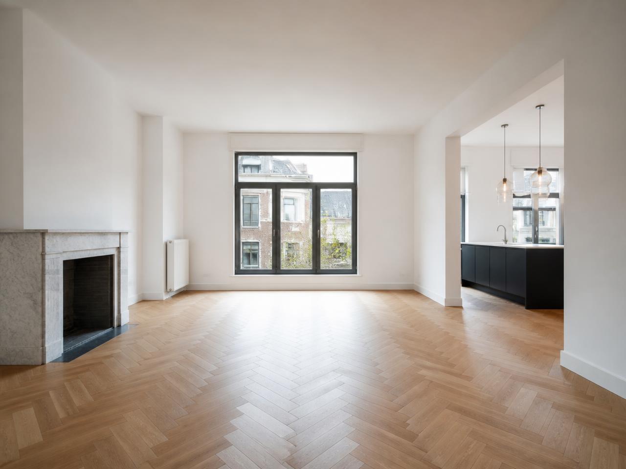 Leeg appartement met visgraatparket, klaar voor de plaatsbeschrijving